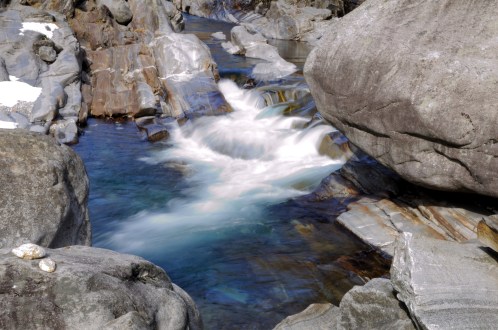 Lavertezzo_-_Felsen_im_Verzasca.jpg
